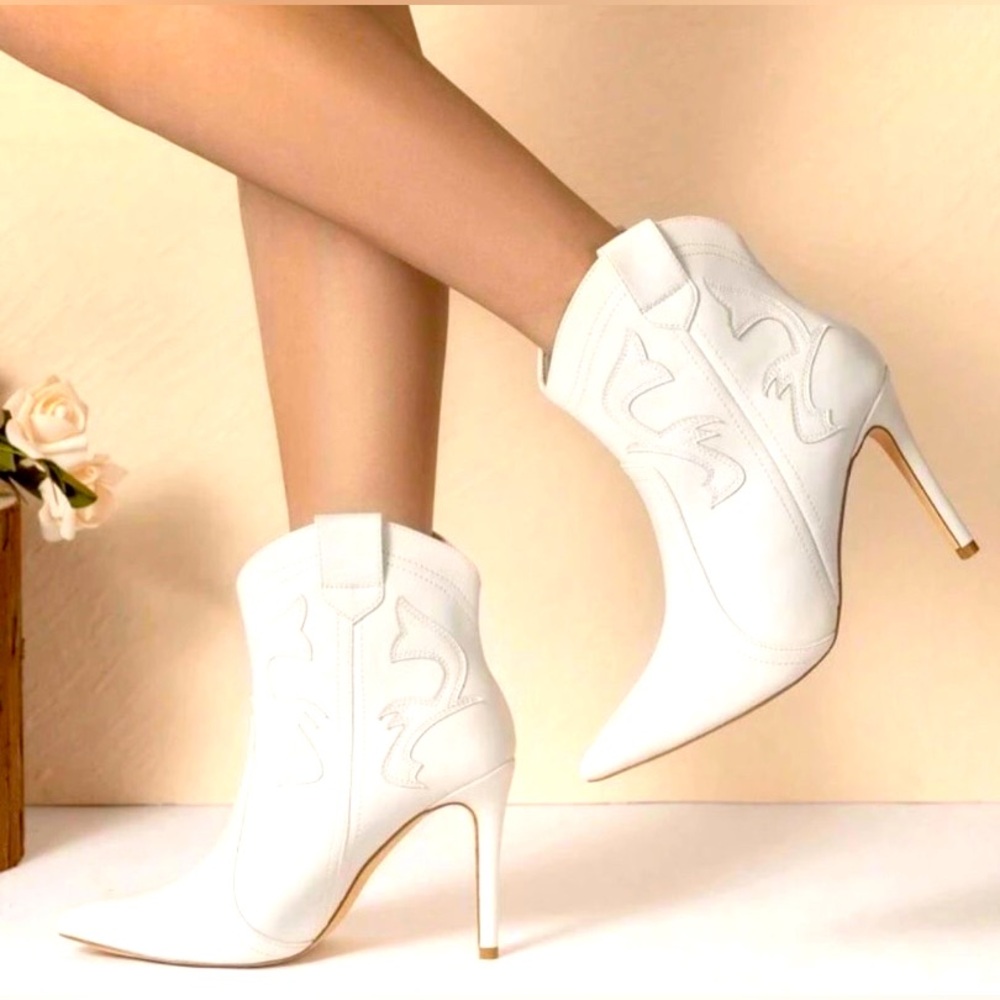 BCBGeneration Sara Western Bootie ✨ Bianca Ivory Size 8.5